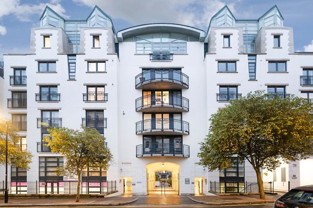 Flat 14, 50, Kensington Gardens Square, London photo 3