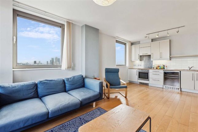 Flat for sale in Spencer Way, London