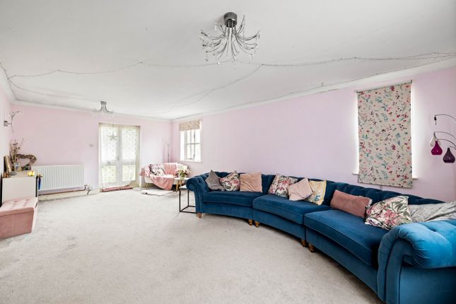 1 Meadow Way, Shooters Hill, Dover photo 4