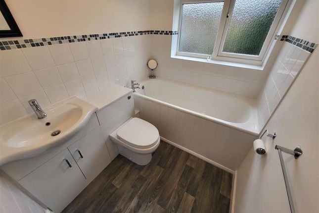 Maisonette to rent in Shooters Road, Enfield