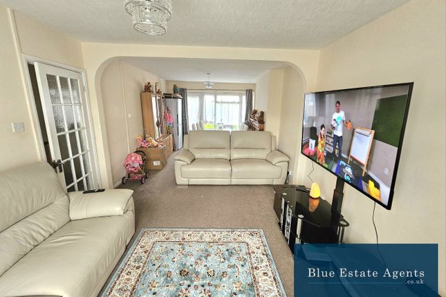 125, Saxon Avenue, Feltham photo 2