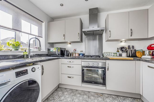 1, Brook Close, Chichester photo 4