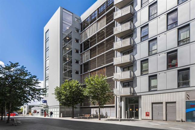 Thumbnail Flat for sale in Halcyon, Chatham Place, Reading