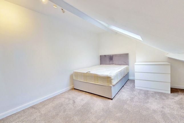 Room to rent in St. Marys Square, Ealing