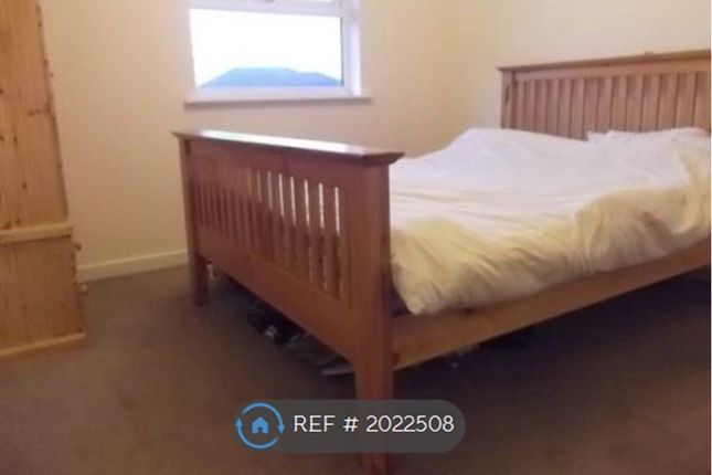 Flat to rent in Woodfield Road, Crawley
