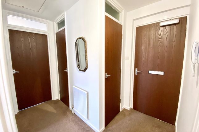 31, Woodfield Court, Huddersfield photo 5