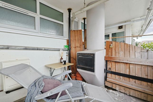 Flat 40, Sendall Court,, Winstanley Estate, London photo 4