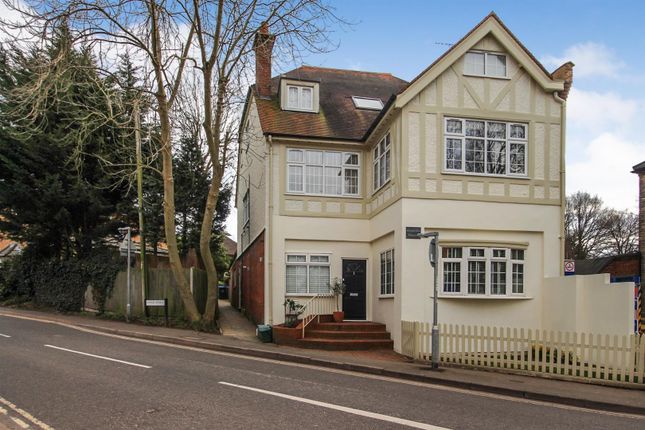 Flat to rent in High Street, Claygate, Esher