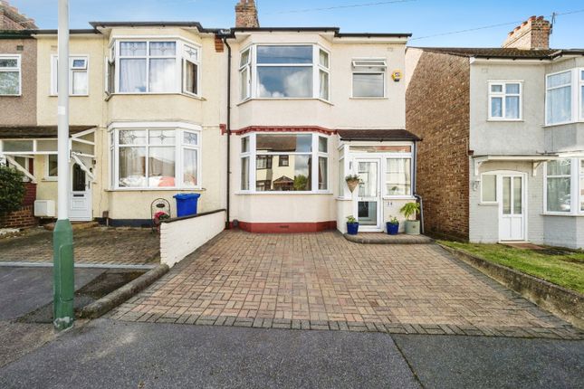 End terrace house for sale in Park Crescent, Hornchurch, Essex