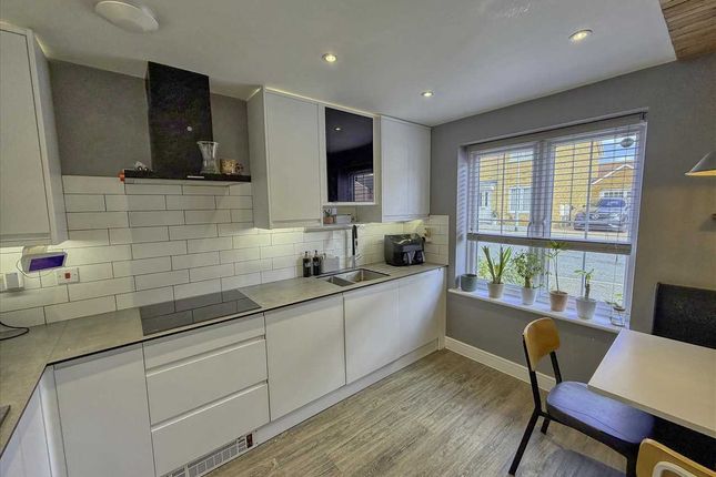 32, Skippers Way, Walton On The Naze photo 3