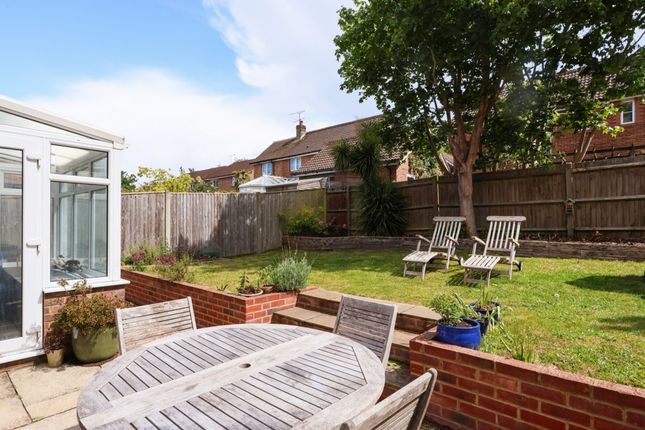 5, Lynton Close, Farnham photo 2