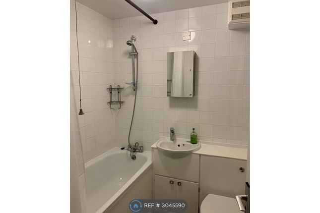 Flat  Wimbourne Court, Christchurch Close, London photo 3