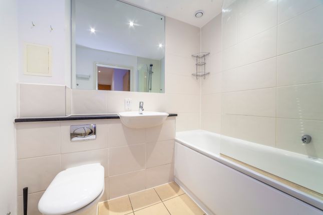 Flat to rent in Capulet Square, London