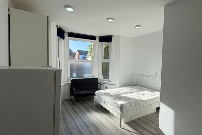 Flat 8, Melrose Avenue, London photo 2
