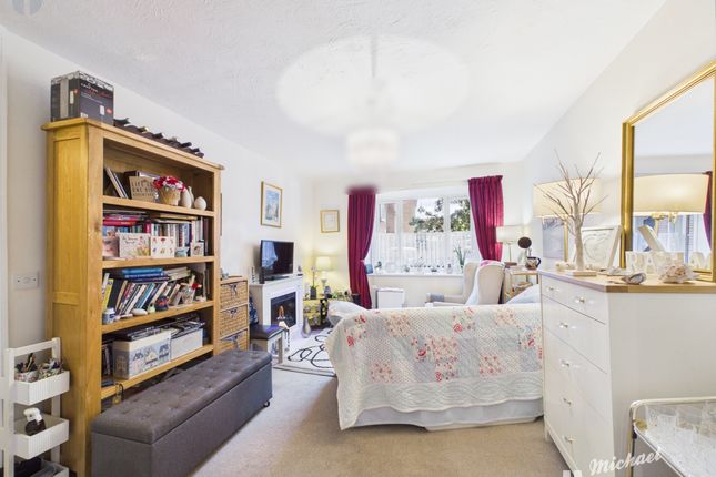 26 Churchill Court, Aylesbury photo 2