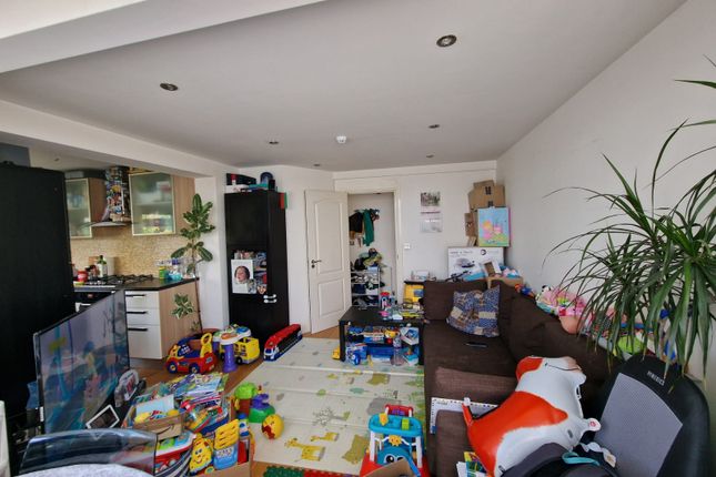 Thumbnail Flat for sale in Renters Avenue, London