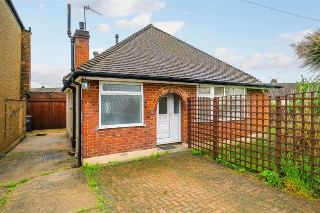 Thumbnail Property to rent in Oakwood Hill, Loughton
