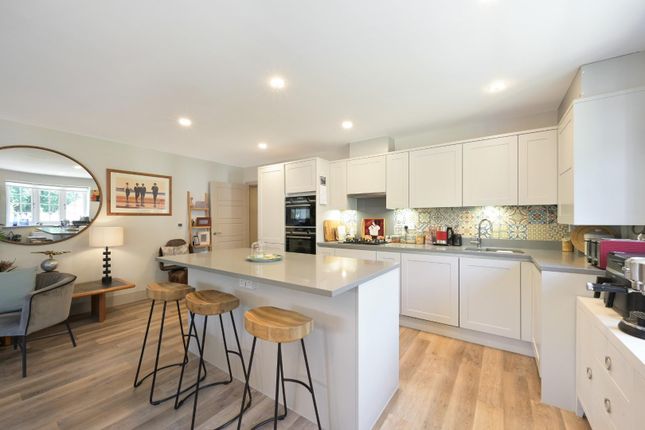 Flat 5, De Clare Court, Chequers Lane, Walton On The Hill photo 4