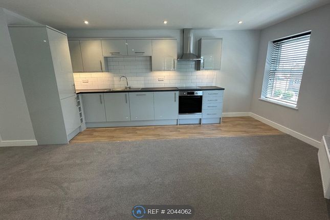 Flat to rent in Chesters Place, Tilehurst, Reading