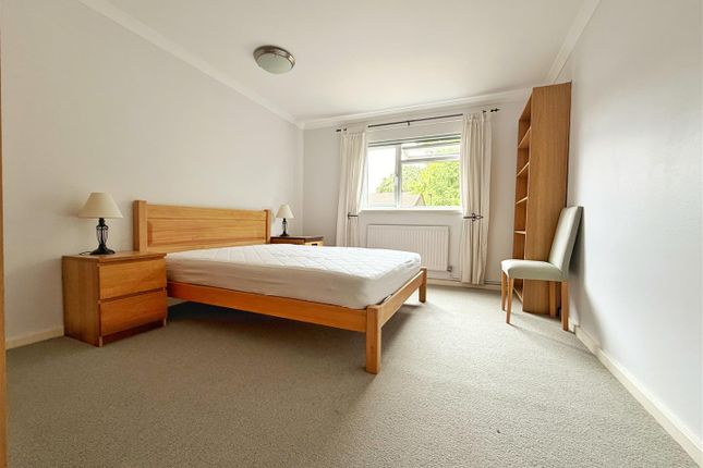 Room 1, Flat 5, William Court, Buckingham Close, London photo 2