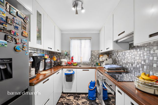16, Pacific Close, FELTHAM photo 2