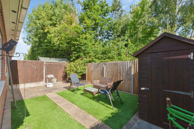 9, Greenwood Close, Leicester photo 4