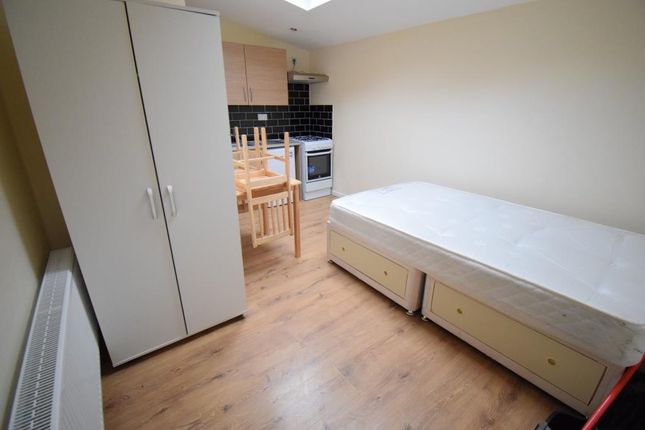 11, Aylmer Road, Leytonstone photo 3