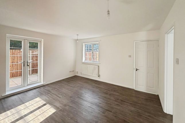 12, Houlton Court, Surrey photo 4