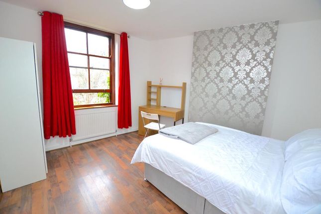 Room to rent in Adelina Grove, London, Greater London