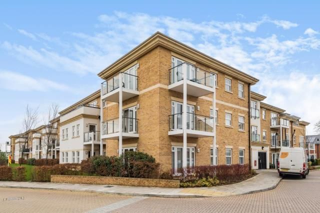 2-bed flat on Flat 14 Hazelwood House, 2, Dyas Road, Sunbury-On-Thames, £390,000