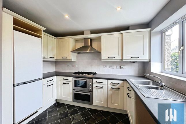 120, Greenlea Court, Huddersfield photo 2