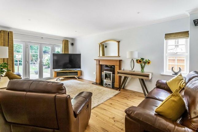 4 Hazelway Close, Leatherhead photo 4