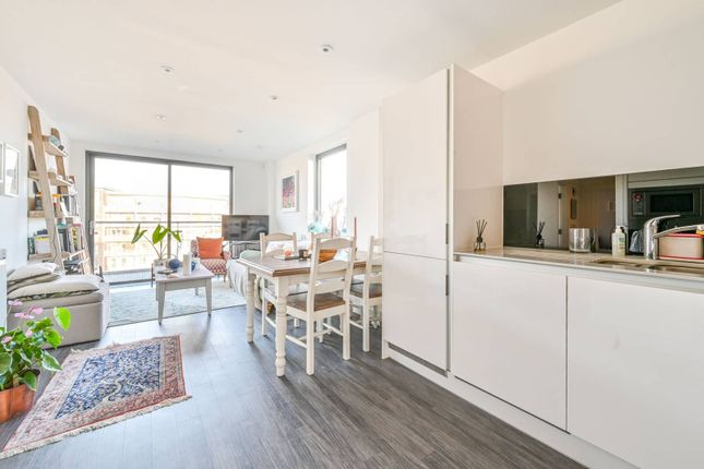 Flat for sale in Essex Wharf, Upper Clapton, London