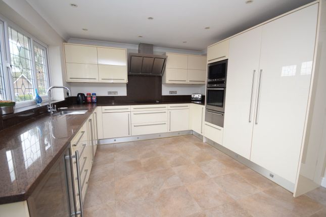 3, Byworth Close, Farnham photo 2