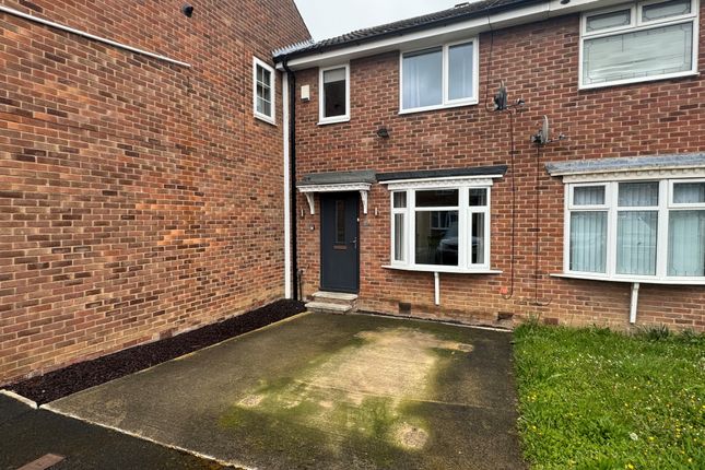 Thumbnail Town house to rent in Farnham Way, Wakefield