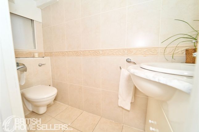 16, Oxford Crescent, New Malden photo 3