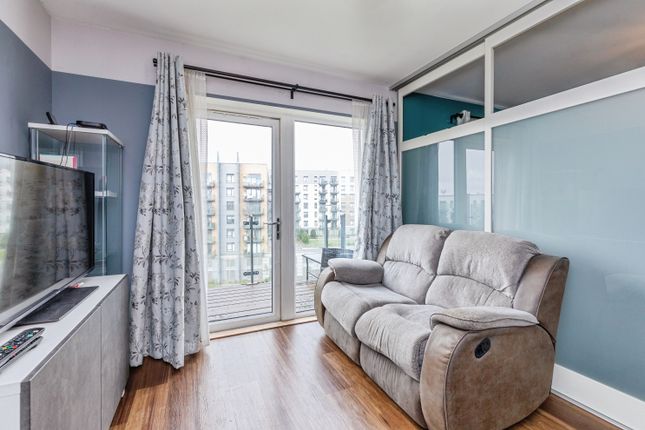 1-bed flat on 65 Marina Heights, Pearl Lane, Gillingham, £165,000