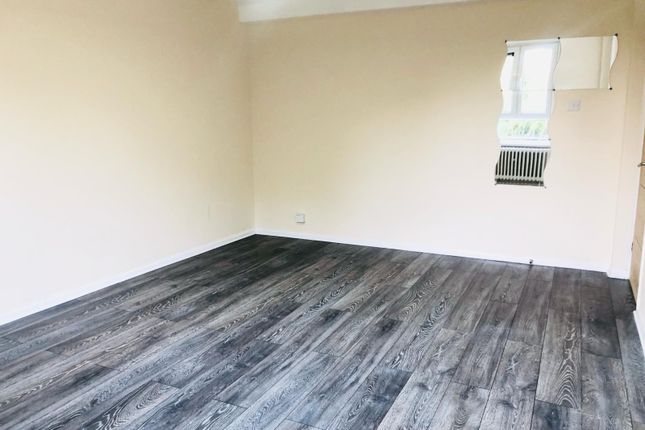 Flat to rent in Aikman Avenue, Leicester