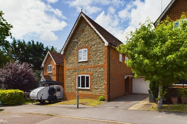 Link-detached house for sale in Thanstead Copse, Loudwater, High Wycombe
