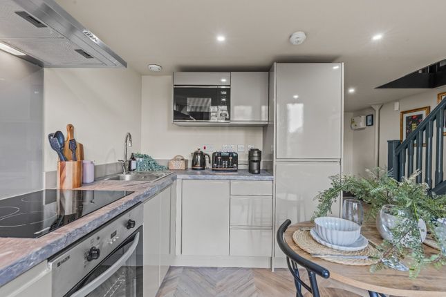 3 Bed Flat To Rent Capri Rd, London Cr0 6Lf