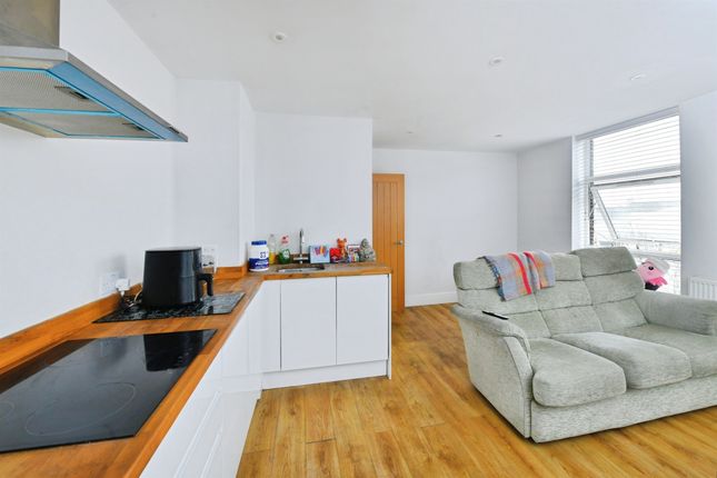 Flat 4, Regal House, Fore Street, Saltash photo 3