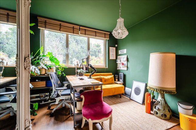 Flat for sale in Whitmore Estate, Hoxton