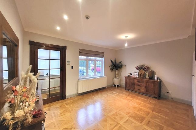 2, Hazel Gardens, Edgware photo 2