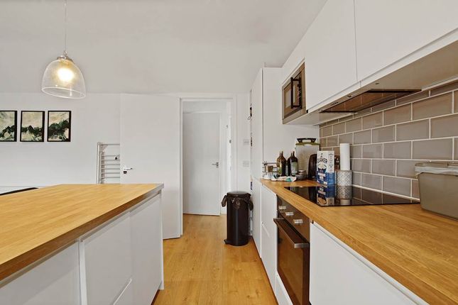Top Floor Flat, 13, Versailles Rd, London photo 3
