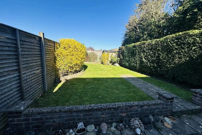37, BROWNING CLOSE, THATCHAM photo 2