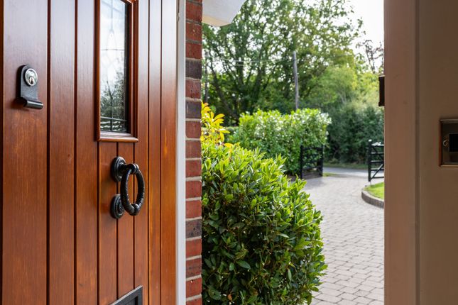 Trevista Lodge Lane, Redhill photo 3