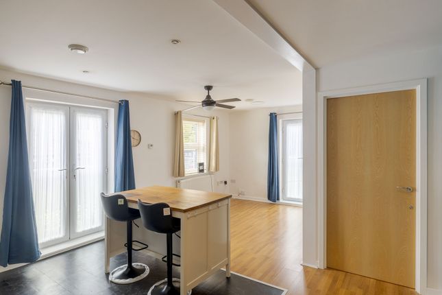 3 Carpenters Court, Caterham photo 3