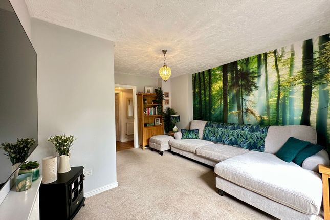9 Thistle Close, Basildon photo 2
