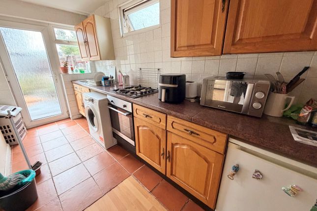 34, Adelaide Gardens, Chadwell Heath photo 3
