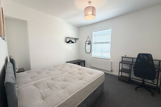 Room 1 81, St. Helens photo 2